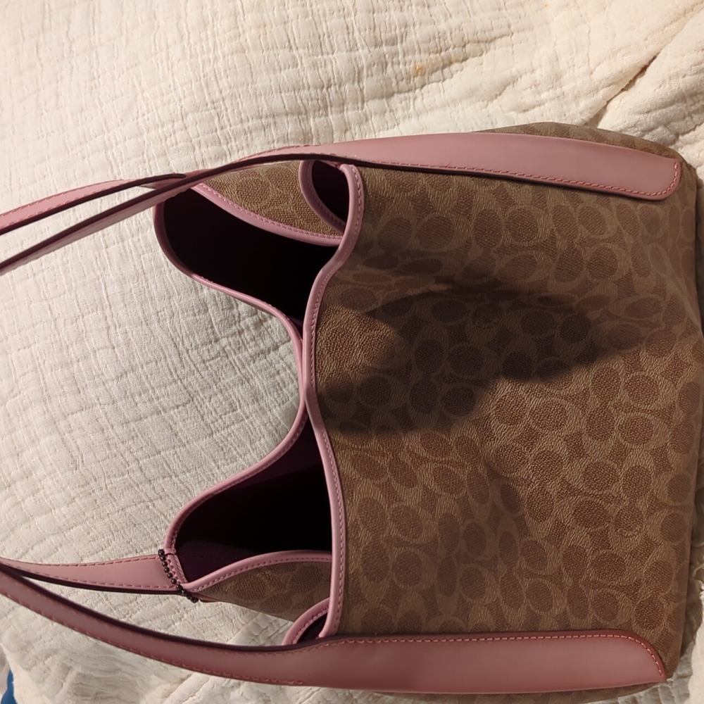 Like new coach medium shoulder bag no flaws perfect size